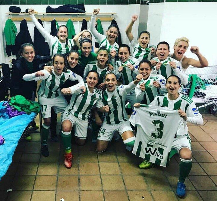 احتفال لاعبات بيتيس بعد حسم ديربي أندلس لمصلحتهن