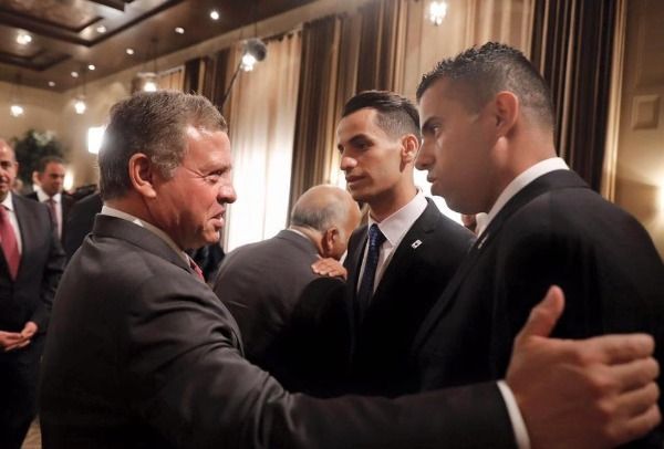 فارس العساف خلال تكريمه من ملك الأردن (أرشيفية)