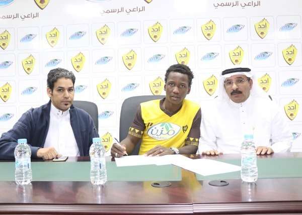 ندياي أثناء التوقيع