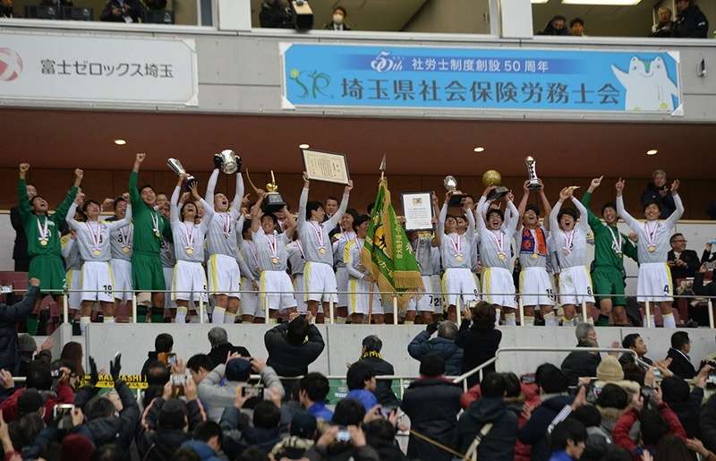 تتويج فريق مدرسة مايباشي باللقب