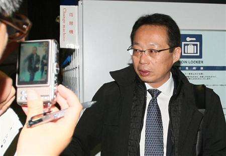 مدرب المنتخب الياباني السيد أوكادا يتحدث مع الصحفيين بمطار كانساي الدولي بمدينة أوساكا