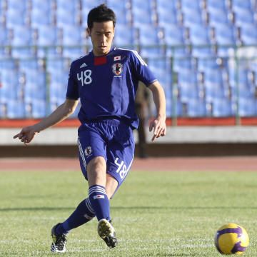 المدافع مايا يوشيدا عندما كان بصفوف المنتخب الياباني ضد اليمن