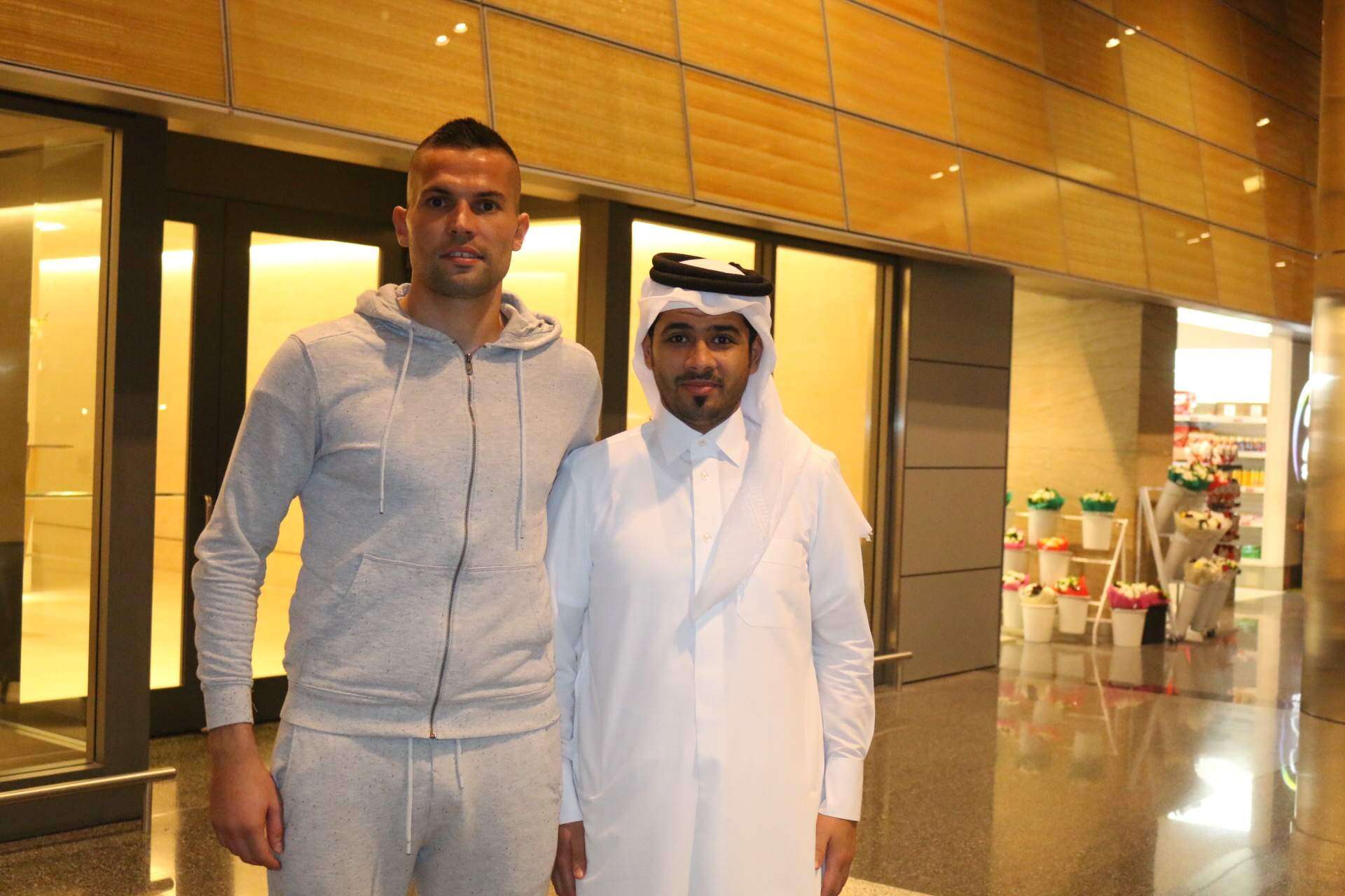 اللاعب الكرواتي إيفان لدى وصوله للدوحة