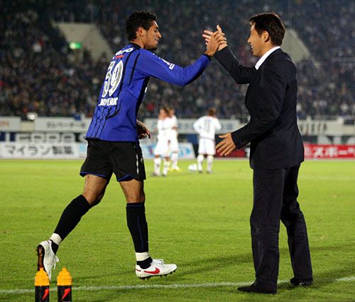 العلاقة بين بيدرو جونيور والمدرب أكيرا نيشينو كانت مميزة قبل أن تتحول إلى سراب 