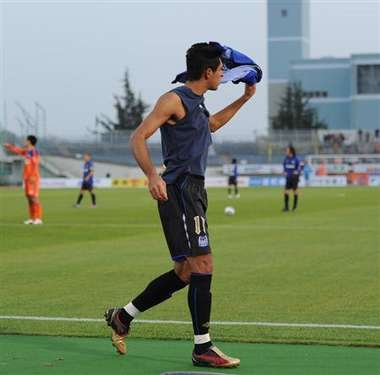 بيدرو جونيور عندما قام بخلع قميص بيوم ( 28 مارس ) بعد أن تم تبديله أمام فريق ألبيريكس نيغاتا