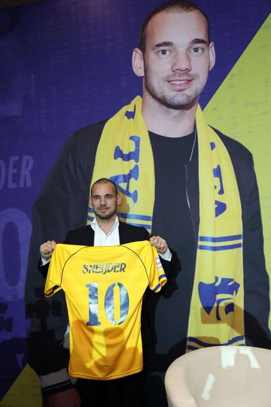 شنايدر مع قميص الغرافة