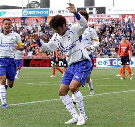 المهاجم الشاب شوكي هيراي يحتفل بعد إحرازه الهدف الثاني لجامبا أوساكا