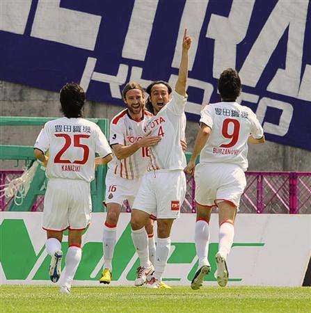 المدافع الدولي توليو تاناكا ( رقم 4 ) يحتفل مع زملائه بعد إحرازه هدف الأول لفريقه ناغويا