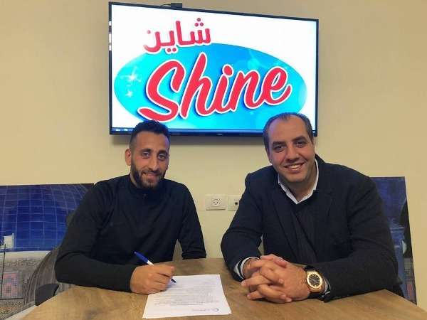 جانب من التوقيع