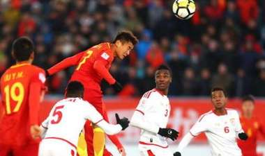 وي شيهاو في مباراة الصين وعمان