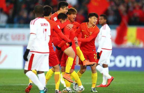 لاعبو أولمبي الصين بعد تسجيل الأهداف بمرمى عمان