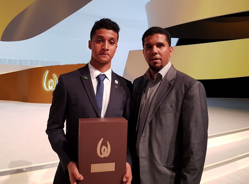 السويق مع مدربه بعد التتويج بالجائزة