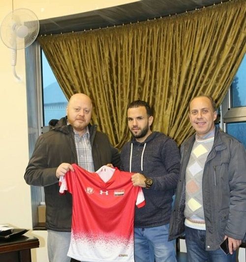 خلال توقيع العقود