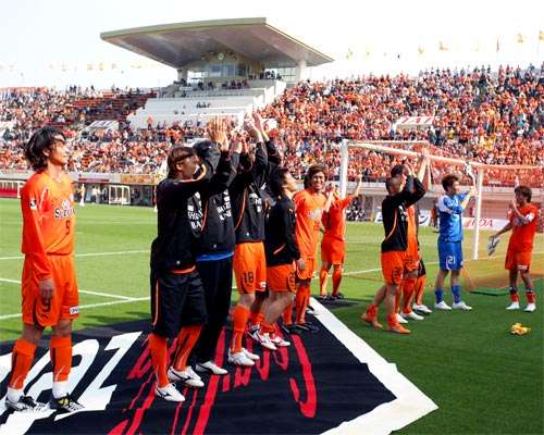 لاعبي شيميزو بولسه يحتفلون مع الجماهير بعد نجاحهم في تصدر جدول الترتيب