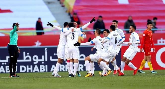 لاعبو أوزبكستان بعد التسجيل بمرمى الصين