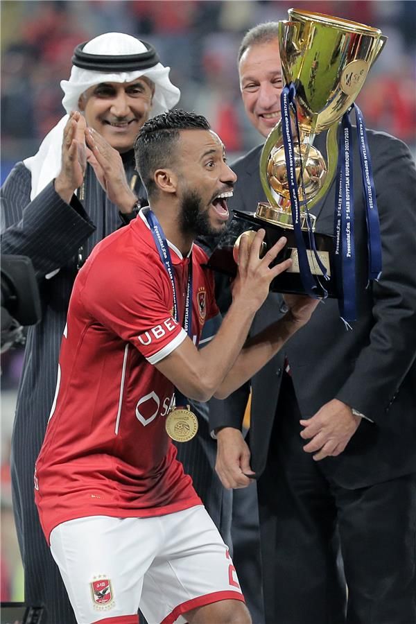 حسام عاشور يرفع الكأس