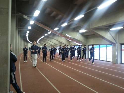 لاعبي سامسونغ الكوري يجرون تدريباتهم داخل الصالة بسبب هطول الأمطار الكثيفة في مدينة أوساكا اليابانية