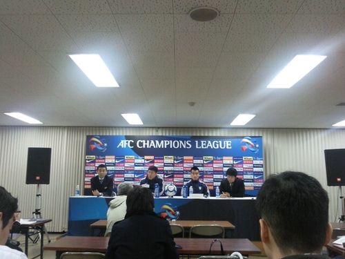 السيد تشا بمو كون ( ثاني يسار ) في مؤتمر الصحفي 