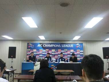 السيد تشا بمو كون ( ثاني يسار ) في مؤتمر الصحفي