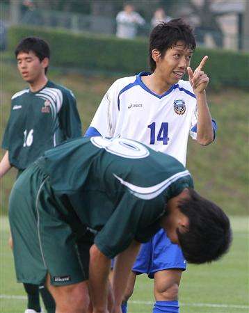 كينغو ناكامورا في تدريبات يوم أمس بعد شفائه من الكسر في الفك السفلي