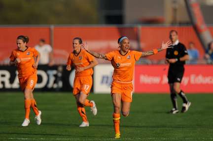 المهاجمة الأميركية ناتاشا كاي بعد إحرازها هدف الفوز لفريقها حامل اللقب سكاي بلو