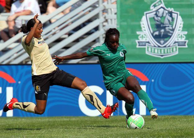 مهاجمة فريق سانت لويس الأنكليزية إينولا ألوكو ( يمين ) تمكنت من قيادة فريقها للإنتصار على حساب فريق جولد برايد