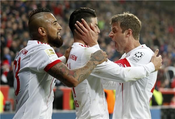 خاميس رودريجيز مع لاعبي بايرن ميونخ