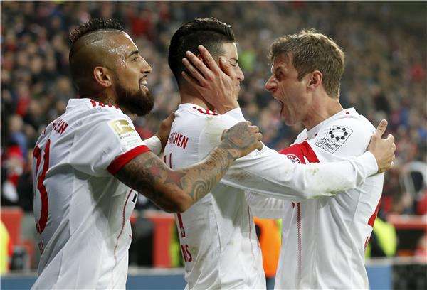 خاميس رودريجيز مع لاعبي بايرن ميونخ