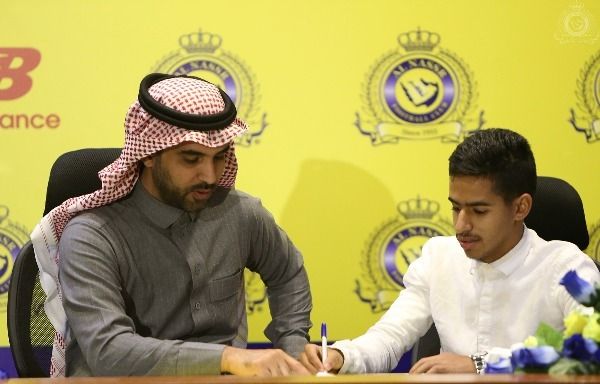 جانب من التوقيع