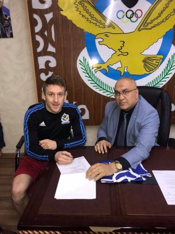 من توقيع اللاعب