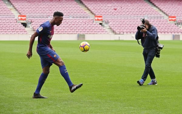 مينا خلال تقديمه لاعبًا لبرشلونة