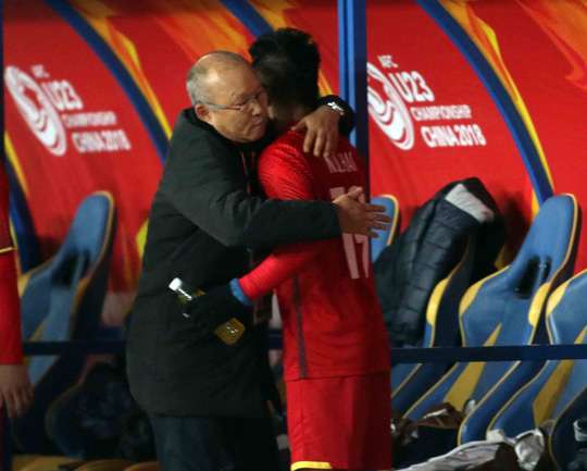 المدرب بارك هانج سيو يحتفل بالفوز على أستراليا