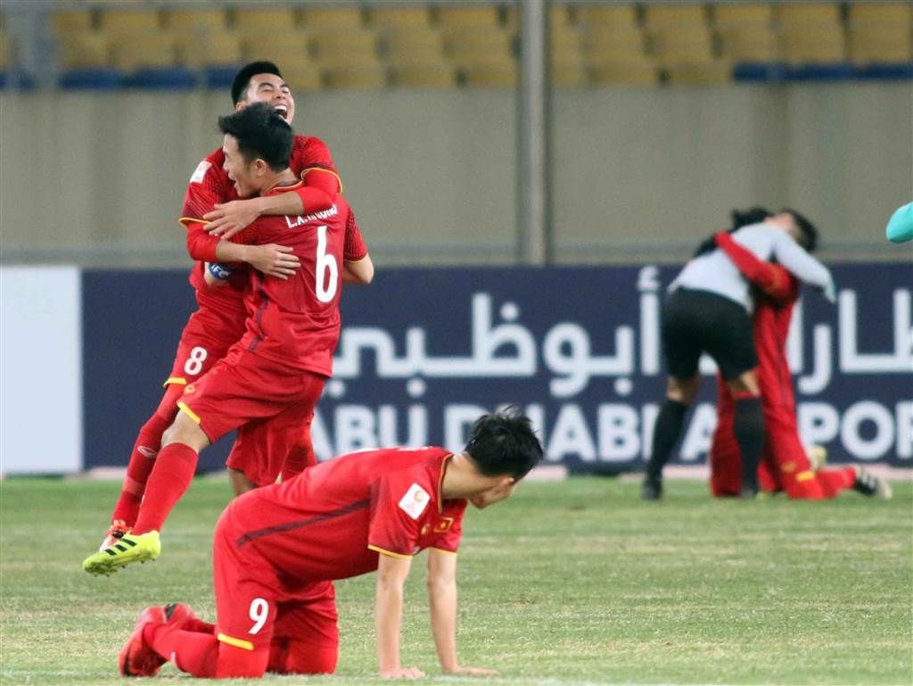 فرحة لاعبي فيتنام بعد الفوز التاريخي على أستراليا
