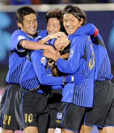 لاعبي جامبا أوساكا يحتفلون بعد ضمان تأهلهم للدور الثاني