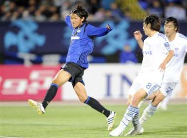 المهاجم الناشئ تاكاشي أوسامي عند إحرازه هدف الفوز لفريقه جامبا أوساكا