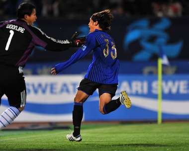 المهاجم الناشئ تاكاشي أوسامي يحتفل بعد إحرازه هدف الثاني والفوز لفريقه جامبا أوساكا