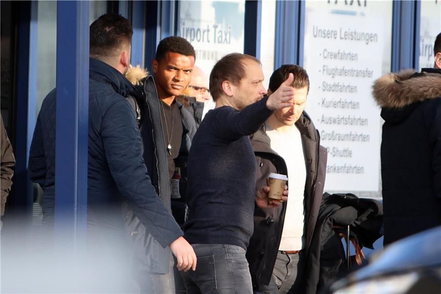 Ankunft-am-Dortmund-Airport-Manuel-Akanji-M-1246663