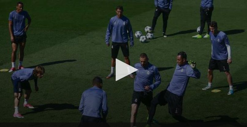 بنزيما مع لاعبي ريال مدريد