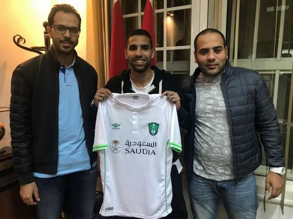 مؤمن زكريا مع قميص أهلي جدة