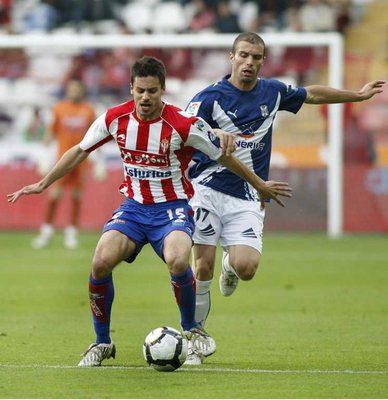 لاعب تنيريفي جوانلو (اليمين) يحاول قطع الكرة من لاعب خيخون كانيللا