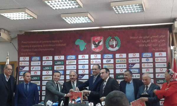 جانب من توقيع العقود