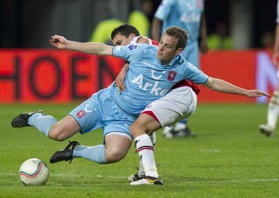 لاعب الكمار براما (اليمين) يحاول قطع الكرة امام لاعب تفينتي مارتينس