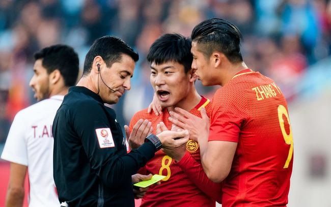 نقاش حاد بين لاعبي الصين والحكم الإيراني فجاني