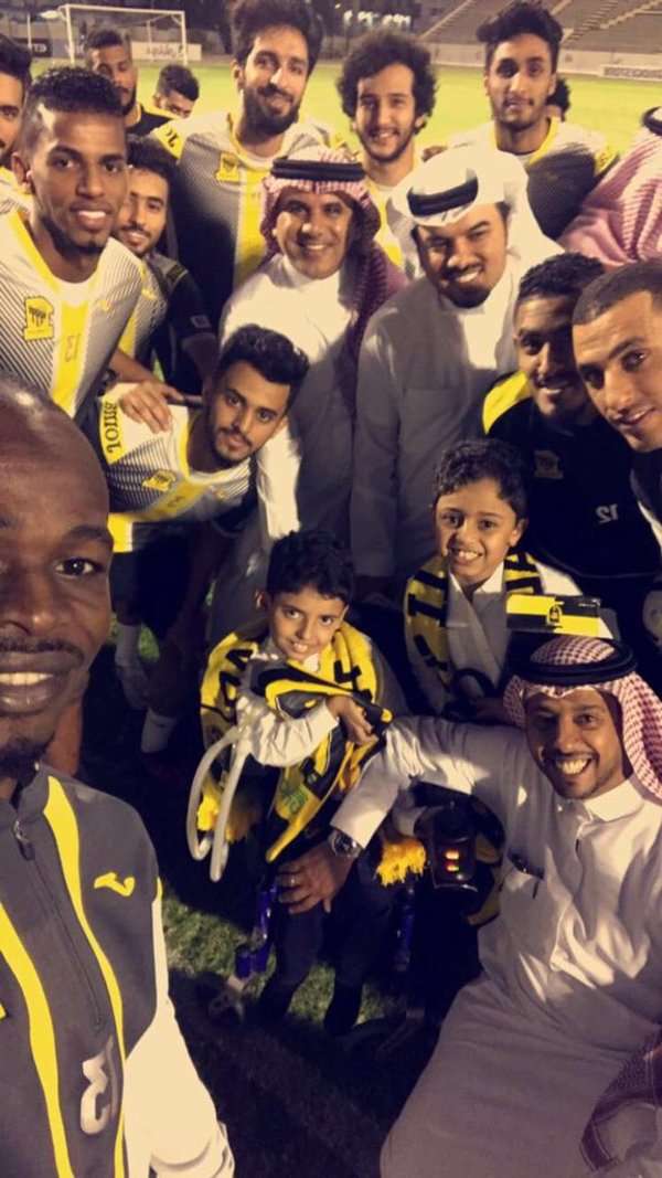 لاعبو اتحاد جدة مع الطفل