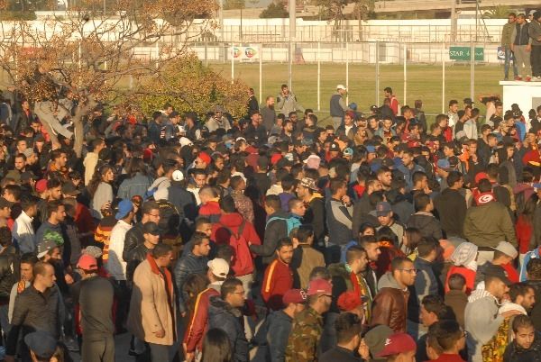 جانب من تجمع جماهير الترجي قبل المواجهات