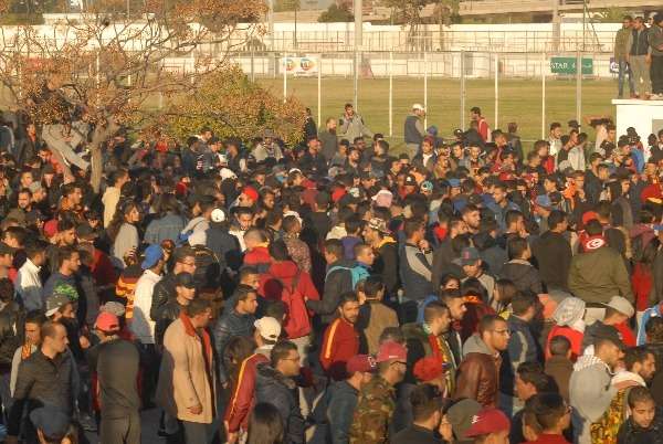 جانب من تجمع جماهير الترجي قبل المواجهات