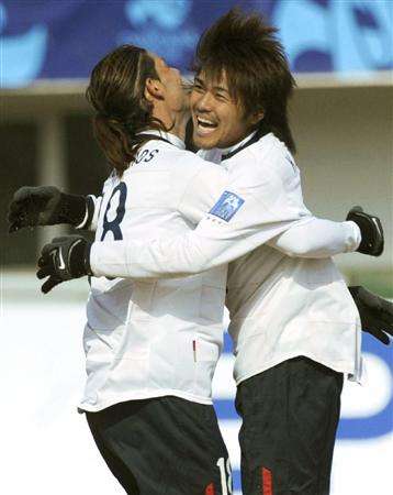 شينزو كوروكي ( يمين ) يحتفل مع البرازيلي ماركينيوس بعد إحرازه الهدف الوحيد لكاشيما