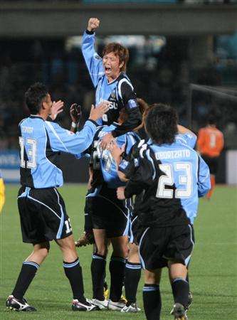 لاعبي كواساكي يحتفلون بعد نجاحهم في إحراز الهدف الثاني بمرمى سيونغنام الكوري الجنوبي