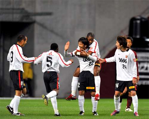 لاعبي أوراوا ريد يحتفلون بعد إحراز زميلهم المدافع يوكي آبي الهدف الثاني