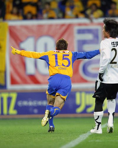 لاعب الوسط يوشياكي أوتا والملقب بأسم ( يوشي ) يحرز هدف التعادل لفيجالتا بمرمى كيوتو سانغا